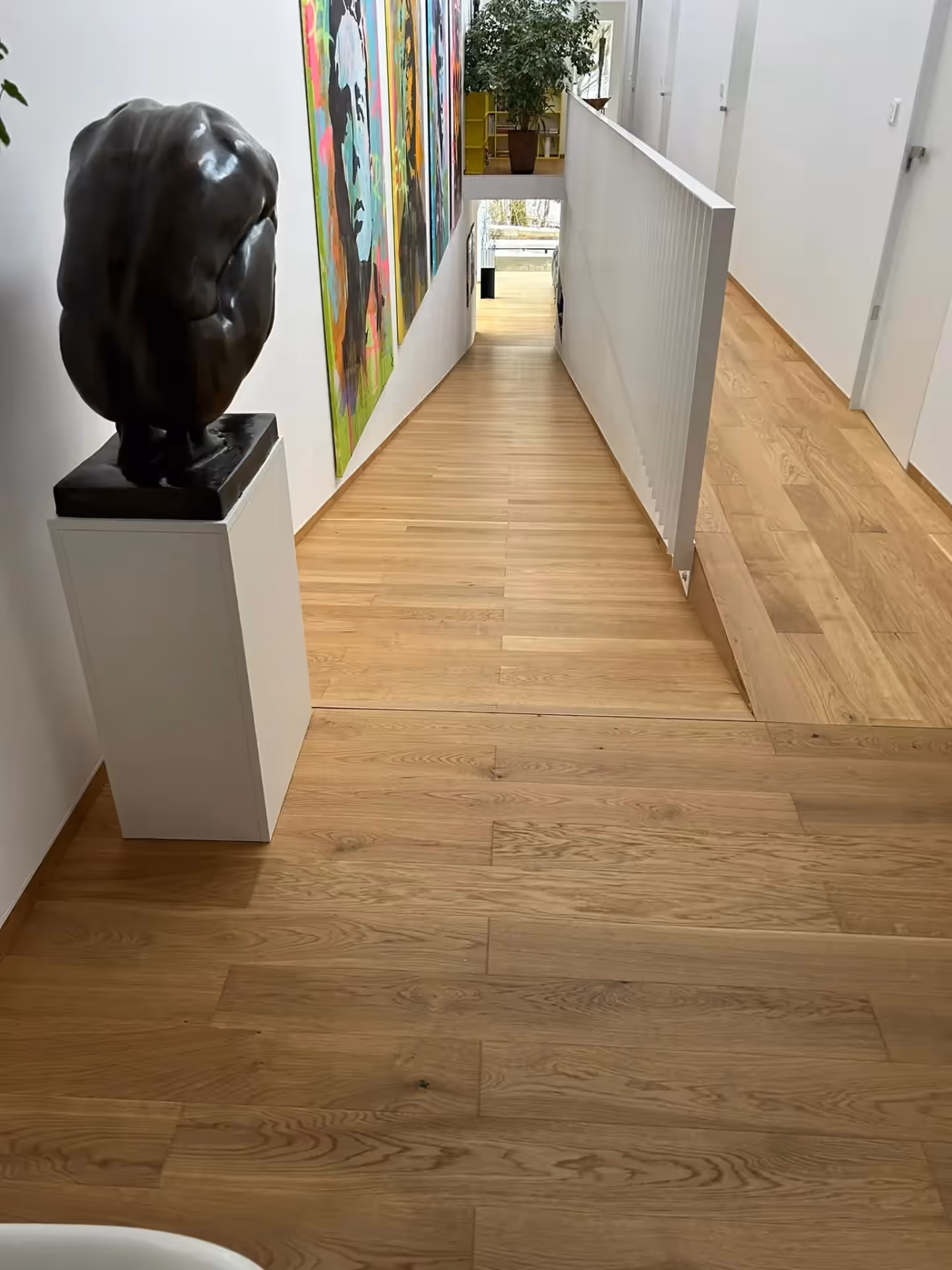 Moderní rodinný dům s dřevěným obkladem